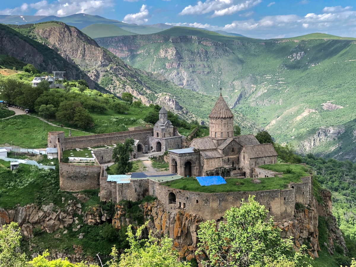 صومعه تاریخی Tatev در استان Syunik ارمنستان با چشمانداز کوهستانی و دره Vorotan