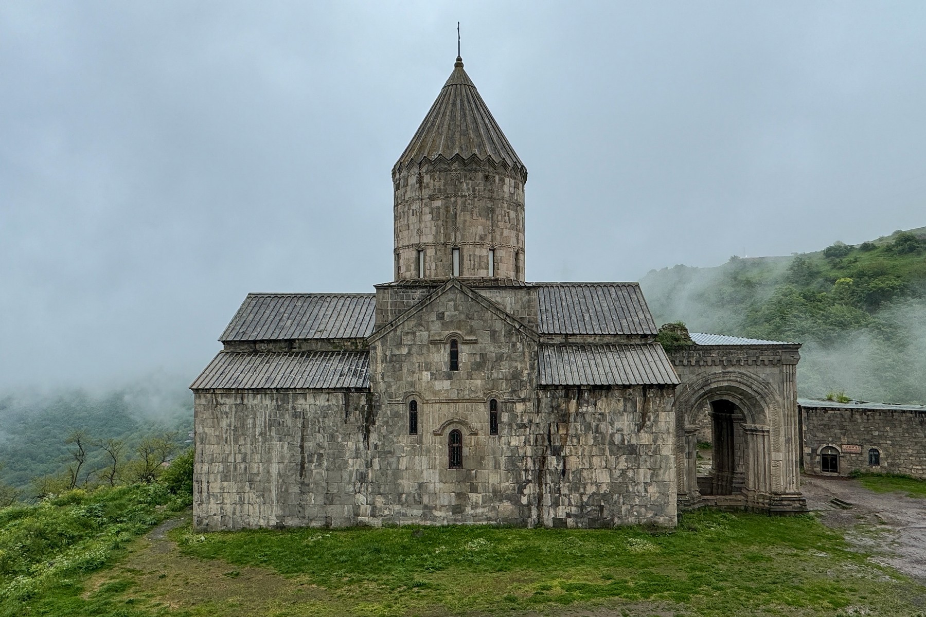 صومعه تاریخی Tatev در استان Syunik ارمنستان با چشم‌انداز کوهستانی و دره Vorotan