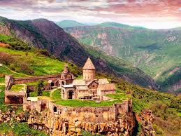 صومعه تاریخی Tatev در استان Syunik ارمنستان با چشم‌انداز کوهستانی و دره Vorotan