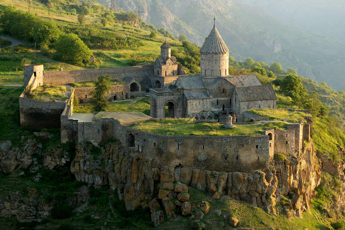 صومعه تاریخی Tatev در استان Syunik ارمنستان با چشم‌انداز کوهستانی و دره Vorotan