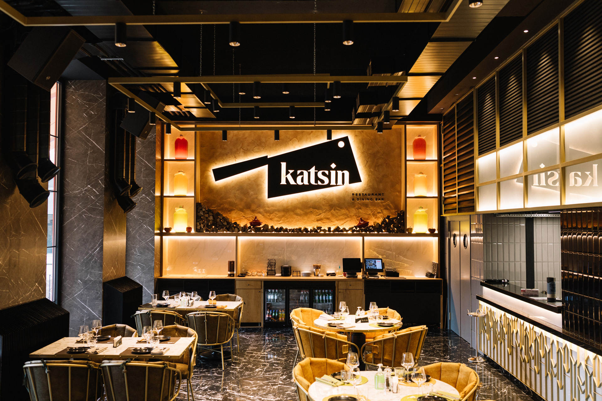 فضای داخلی Katsin Restaurant در ایروان با طراحی مدرن، نورپردازی گرم و میزهای شیک