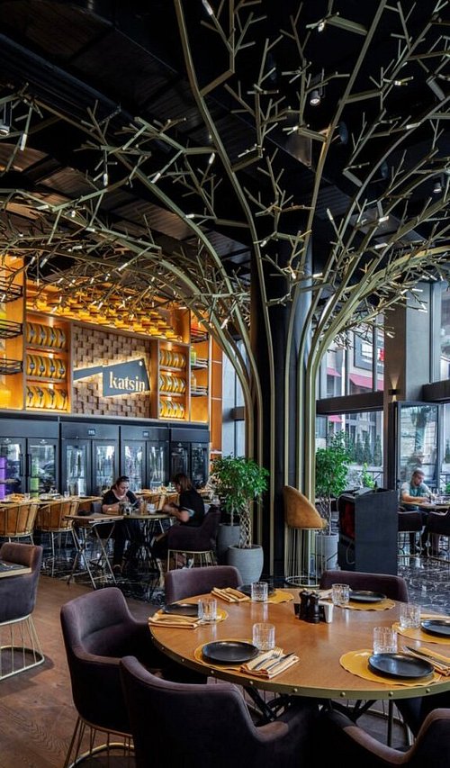 فضای داخلی Katsin Restaurant در ایروان با طراحی مدرن، نورپردازی گرم و میزهای شیک