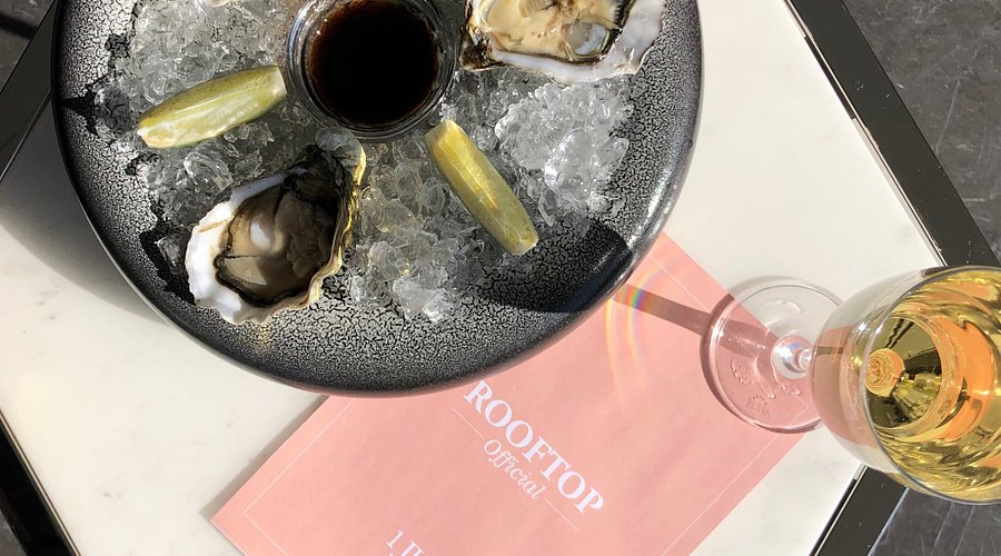 نمای روفتاپ Rooftop Official در ایروان با فضای شبانه، میزهای بیرونی و چشمانداز شهر