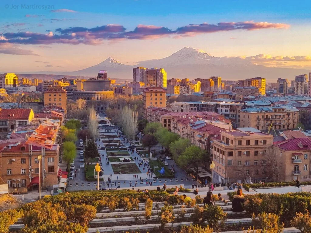 کاسکاد ایروان با پلکان بزرگ، مجسمه‌های روباز و چشم‌انداز شهر