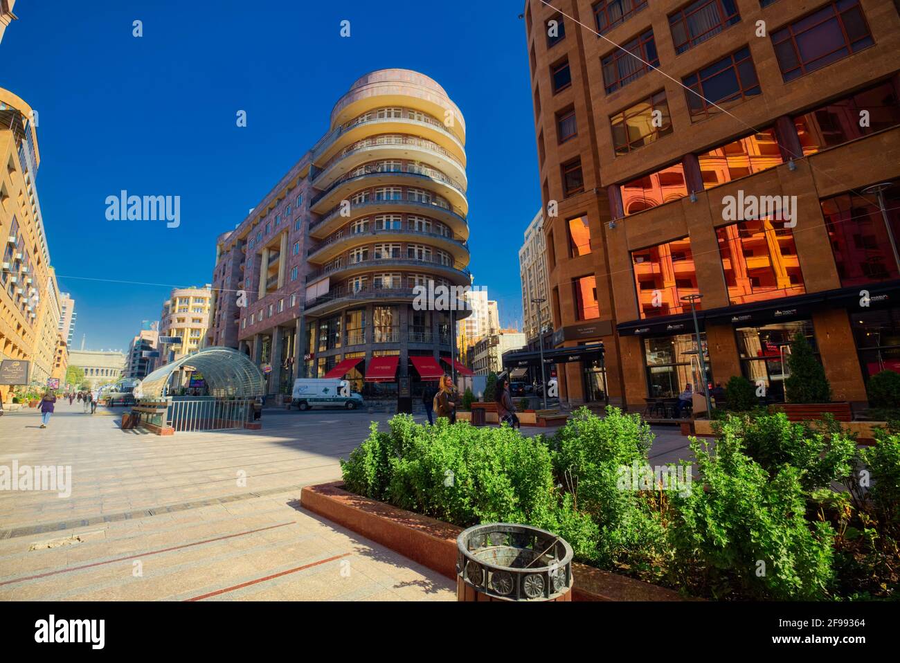 خیابان هیوسیساین یا Northern Avenue در مرکز ایروان با کافه‌ها و فضای پیاده‌روی
