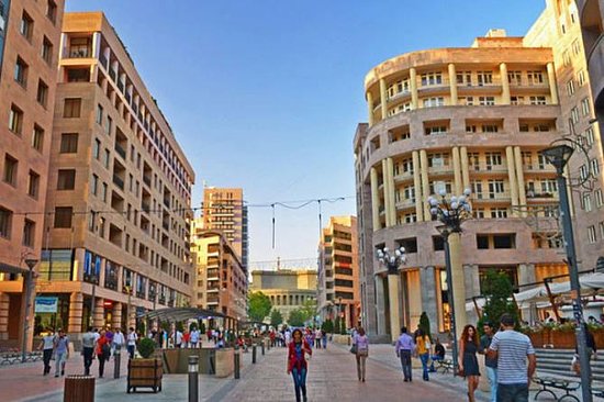 خیابان هیوسیساین یا Northern Avenue در مرکز ایروان با کافه‌ها و فضای پیاده‌روی