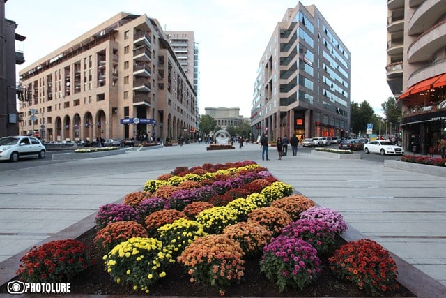 خیابان هیوسیساین یا Northern Avenue در مرکز ایروان با کافه‌ها و فضای پیاده‌روی