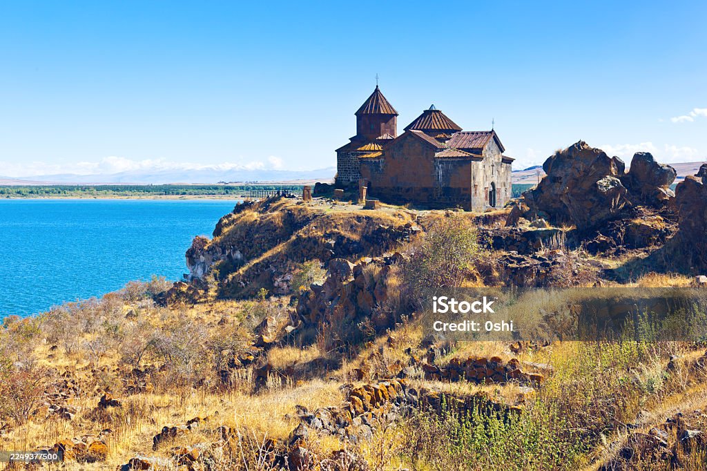 دریاچه سوان و صومعه سواناوانک در ارمنستان با منظره معروف دریاچه