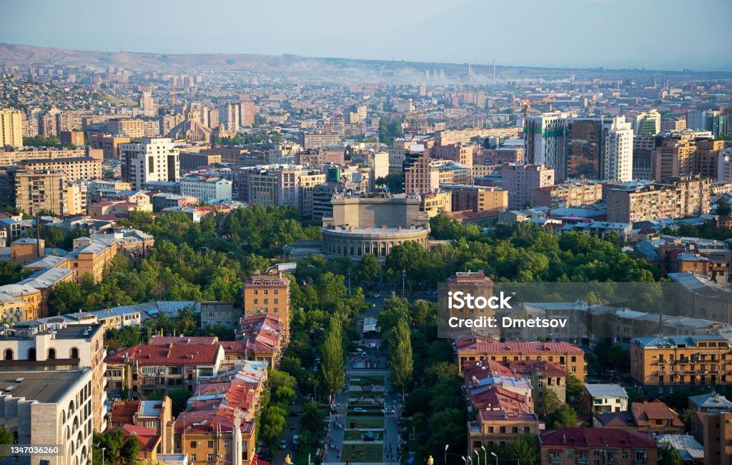 ساختمان اپرای ایروان در مرکز شهر، یکی از مهم‌ترین مکان‌های فرهنگی ارمنستان