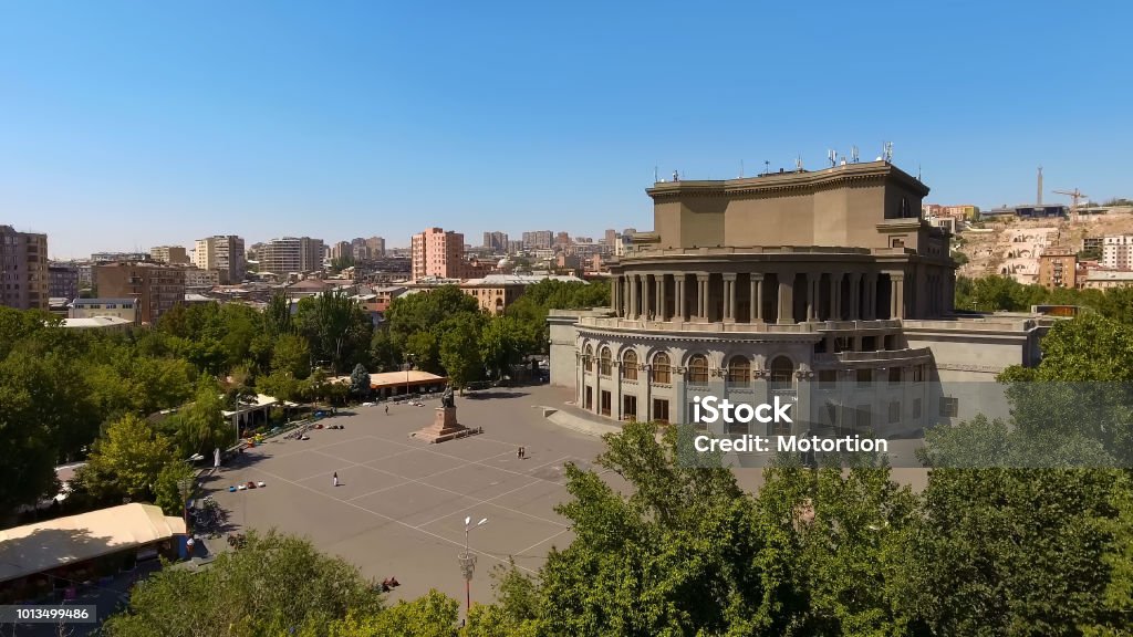 ساختمان اپرای ایروان در مرکز شهر، یکی از مهم‌ترین مکان‌های فرهنگی ارمنستان