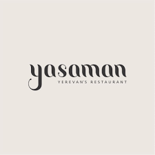 فضای داخلی Yasaman Yerevan’s Restaurant در ایروان با گلآرایی، میزهای شیک و حالوهوای گرم ارمنی