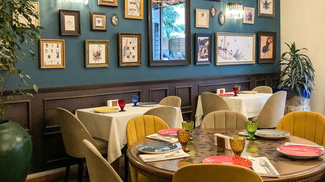 فضای داخلی Yasaman Yerevan’s Restaurant در ایروان با گلآرایی، میزهای شیک و حالوهوای گرم ارمنی