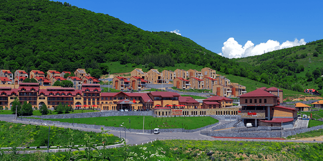 تله‌کابین و چشم‌انداز کوهستانی Tsaghkadzor در ارمنستان