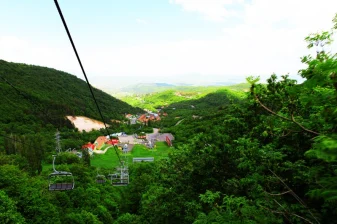 تله‌کابین و چشم‌انداز کوهستانی Tsaghkadzor در ارمنستان