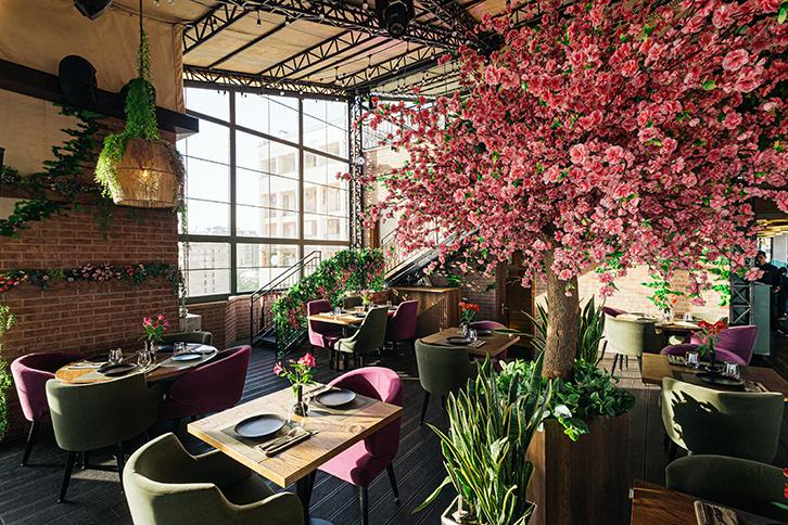 تراس و فضای داخلی رستوران مون‌مارتر ایروان در طبقه دوازدهم Paris Hotel با نمای شهر |سایت کالسکه kaleske.com