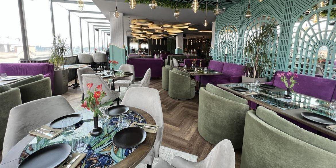 تراس و فضای داخلی رستوران مونمارتر ایروان در طبقه دوازدهم Paris Hotel با نمای شهر |سایت کالسکه kaleske.com