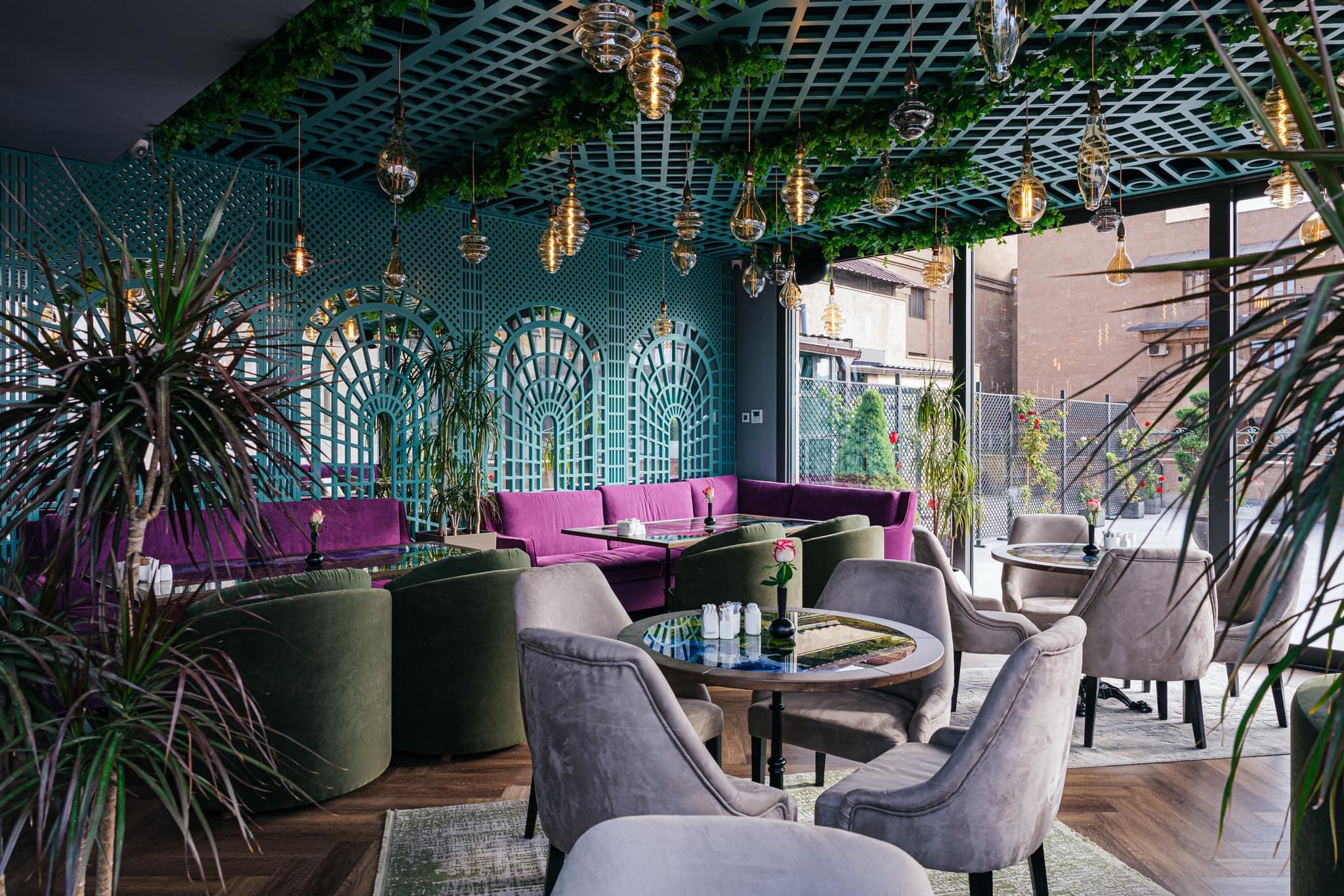 تراس و فضای داخلی رستوران مونمارتر ایروان در طبقه دوازدهم Paris Hotel با نمای شهر |سایت کالسکه kaleske.com