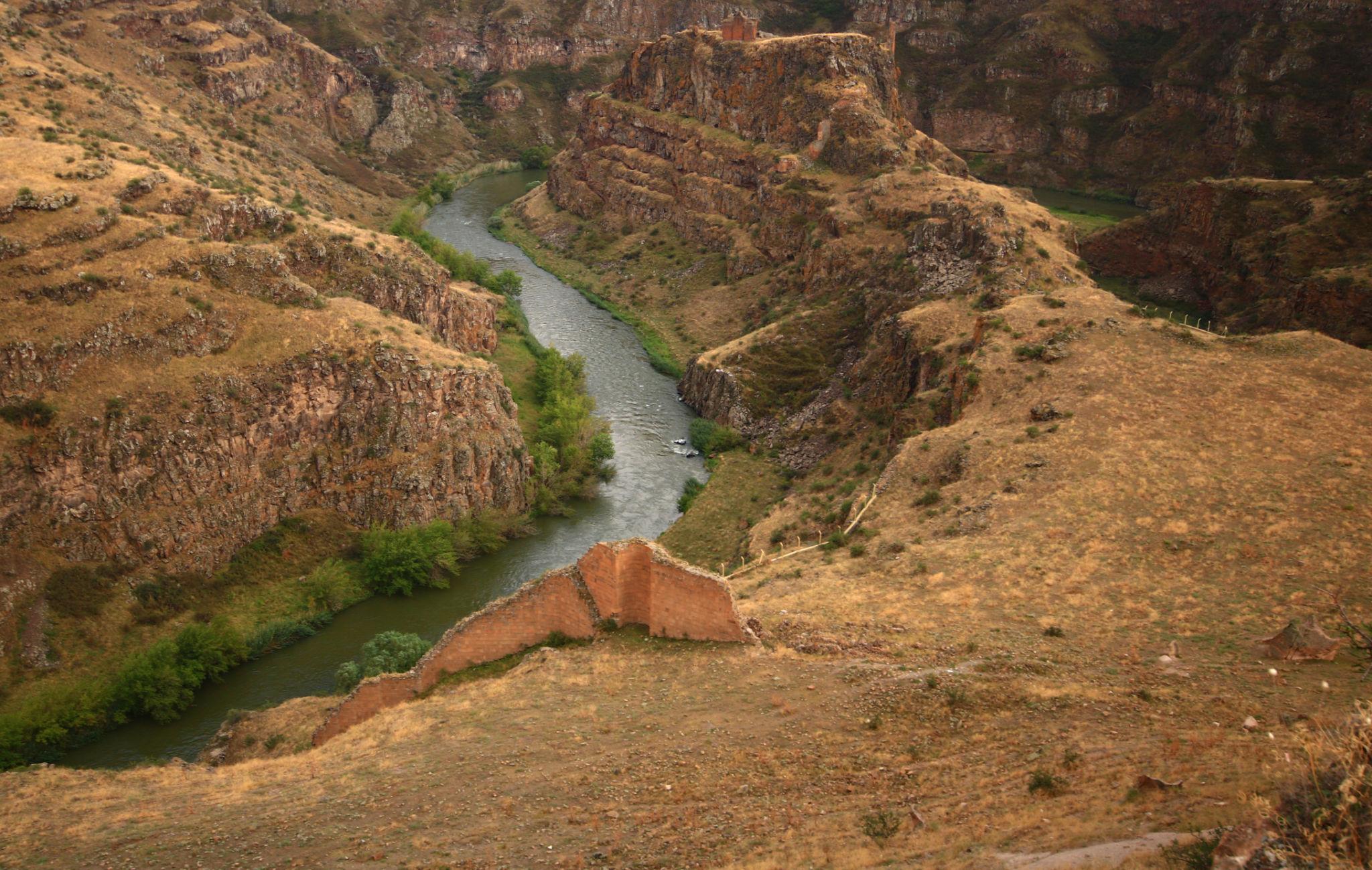 نمای رود ارس در مرز ایران و ارمنستان با وبسایت کالسکه
