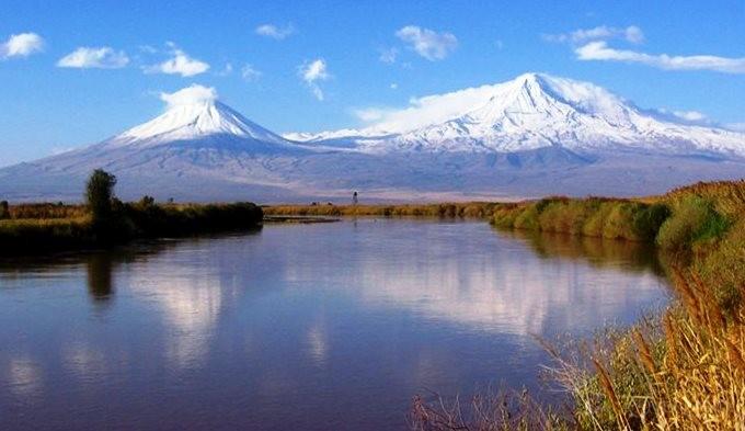 نمای رود ارس در مرز ایران و ارمنستان با وبسایت کالسکه