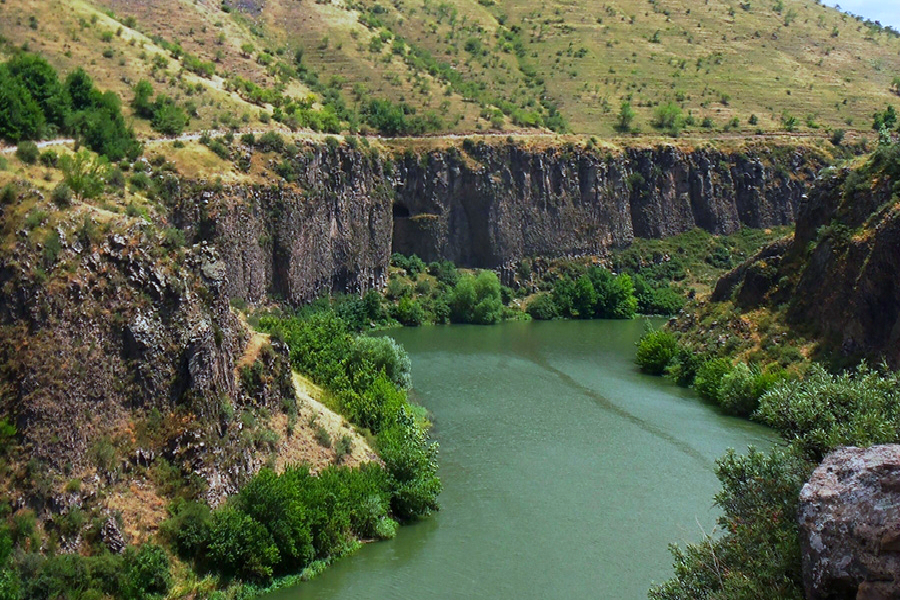 رود هرازدان در حال عبور از شهر ایروان ارمنستان با وبسایت کالسکه