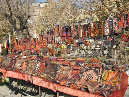 بازار ورنیساژ ایروان با غرفههای صنایعدستی، فرشهای رنگارنگ و سوغات ارمنی در مرکز شهر با کالسکه
