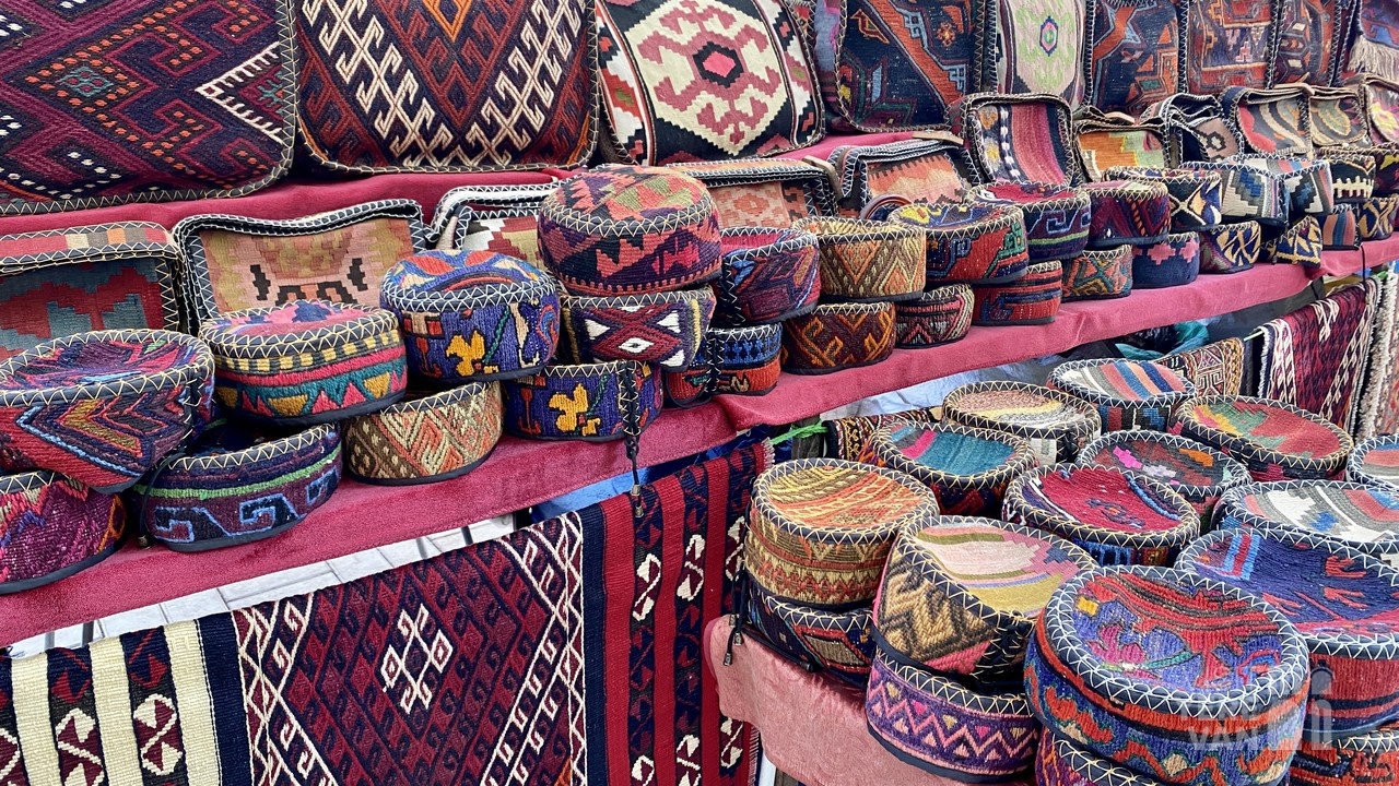 بازار ورنیساژ ایروان با غرفههای صنایعدستی، فرشهای رنگارنگ و سوغات ارمنی در مرکز شهر با کالسکه