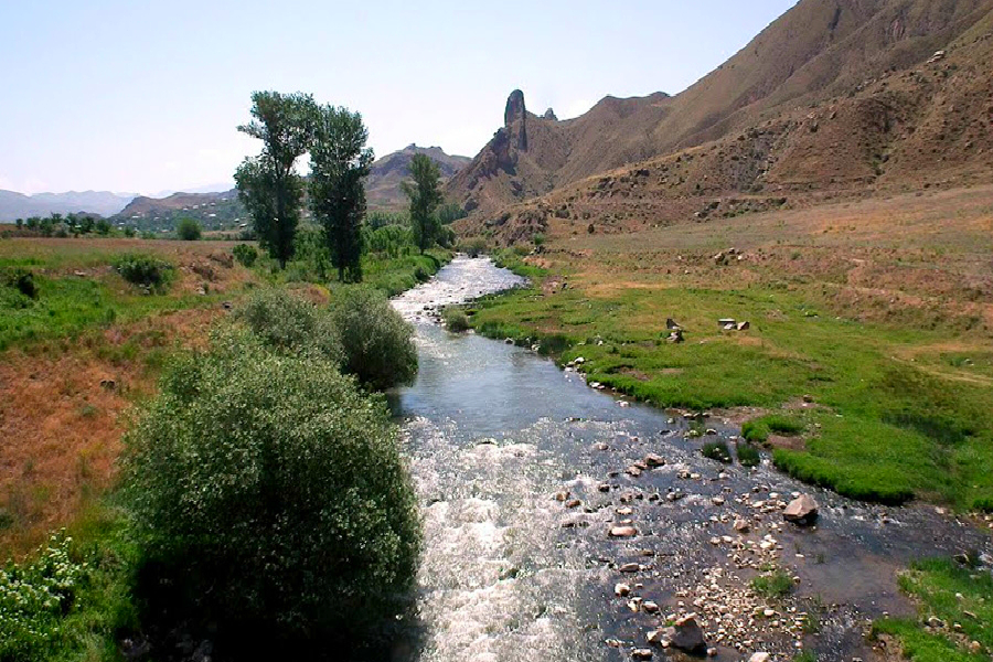 رود آرپا در مسیر جرموک و نوراوانک ارمنستان با وبسایت کالسکه